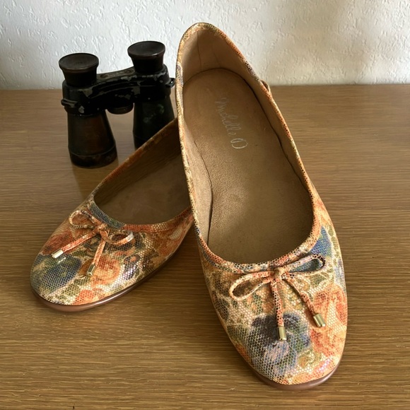 Michelle D Shoes - Michelle D Floral Flats with Bow Accent